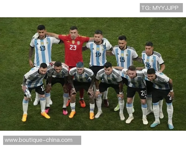 全球足球巨星齐聚一堂 见证辉煌时刻的精彩集体合影