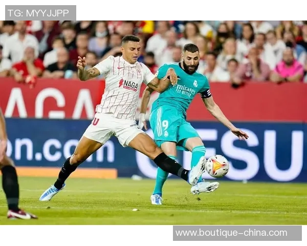 本泽马展现绝佳球技精彩瞬间，足球场上闪耀的锋线之星